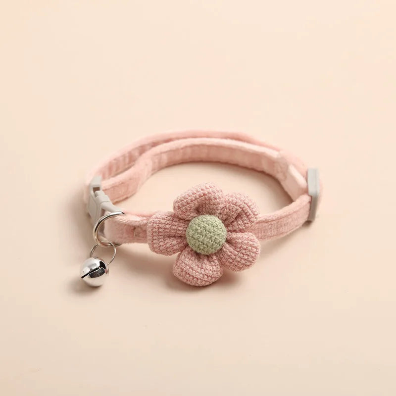 Katthalsband med blomma och klocka – Justerbart 22–29 cm