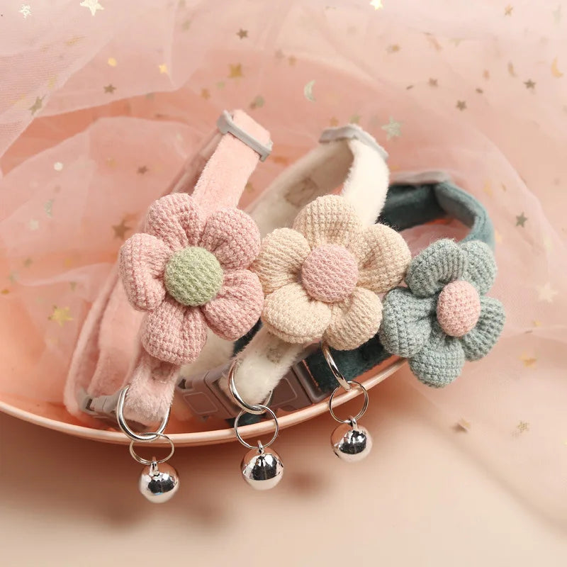 Katthalsband med blomma och klocka – Justerbart 22–29 cm