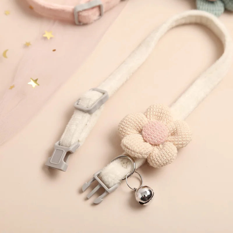 Katthalsband med blomma och klocka – Justerbart 22–29 cm